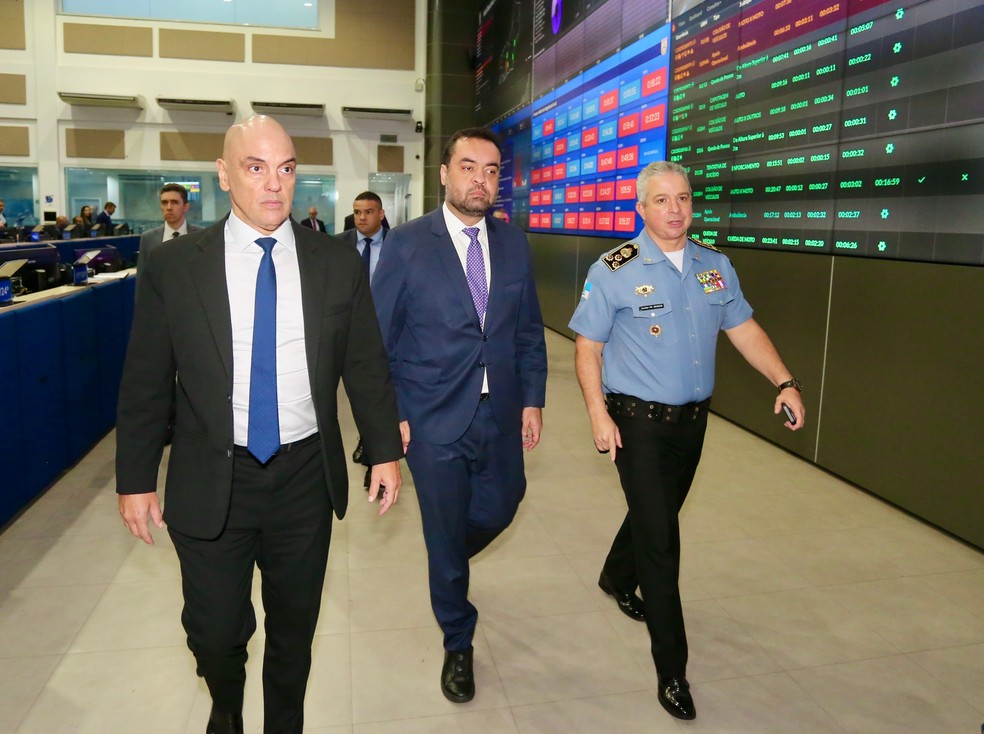Alexandre Moraes, Cláudio Castro e coronel Menezes no Centro de Comando e Controle — Foto: Philippe Lima/Divulgação
