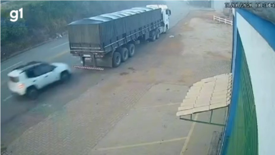 VÍDEO: Carro bate em carreta e família escapa sem ferimentos graves em MG