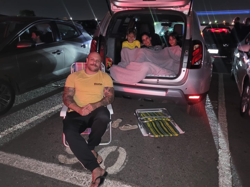 Demetrius Soares e família curtem filme durante sessão no Cine Drive-In de Brasília. — Foto: Fernanda Bastos/g1 DF