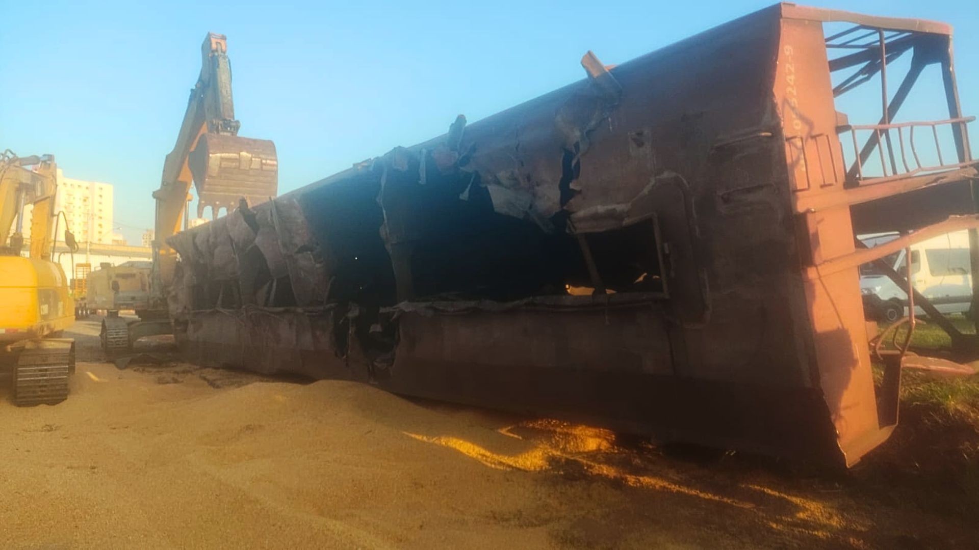 Vagões de trem carregados com grãos descarrilam e interditam cruzamento em Rio Preto
