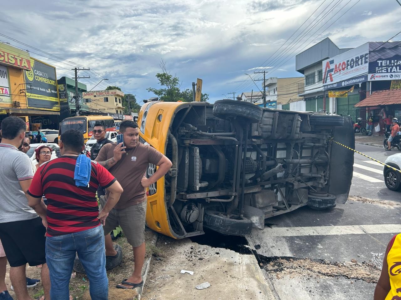 Micro-ônibus perde o controle e capota na Avenida Autaz Mirim, na Zona Leste de Manaus