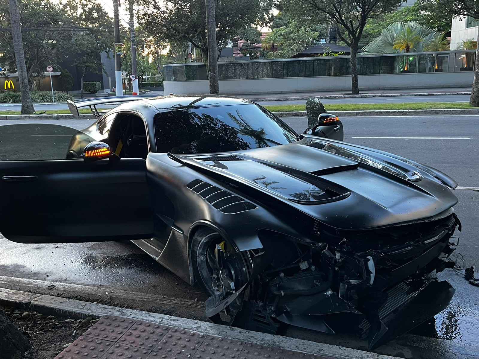 Carro de luxo é encontrado abandonado e com som ligado após acidente em Vitória 
