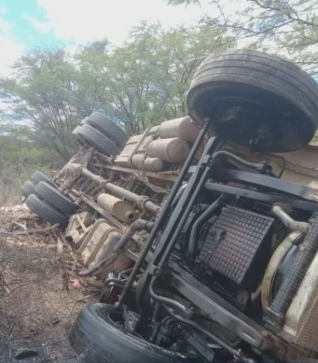 Homem morre e outras três pessoas ficam feridas após carreta tombar no norte da Bahia