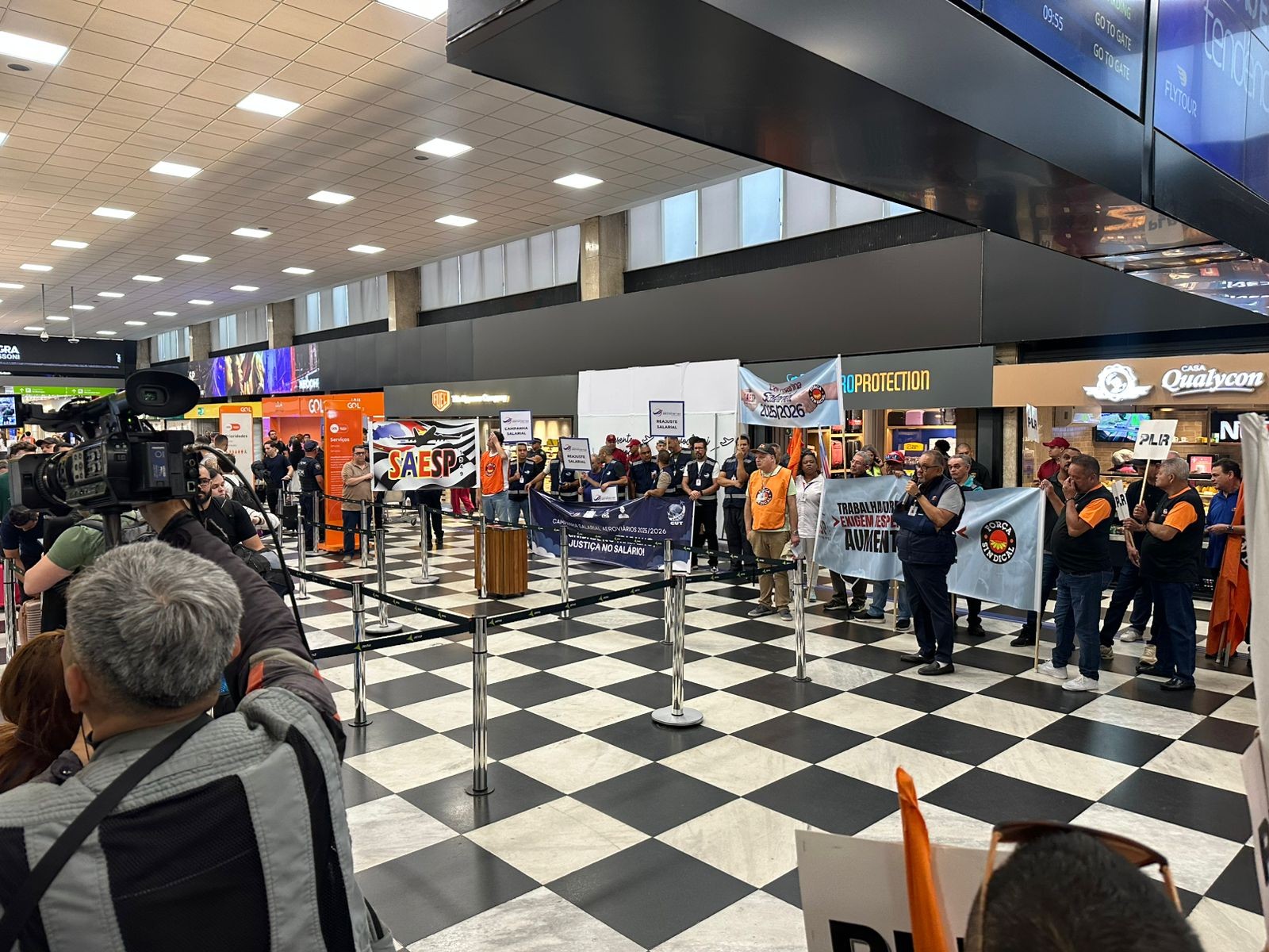 Aeroviários fazem protesto em frente ao Aeroporto de Congonhas, em SP