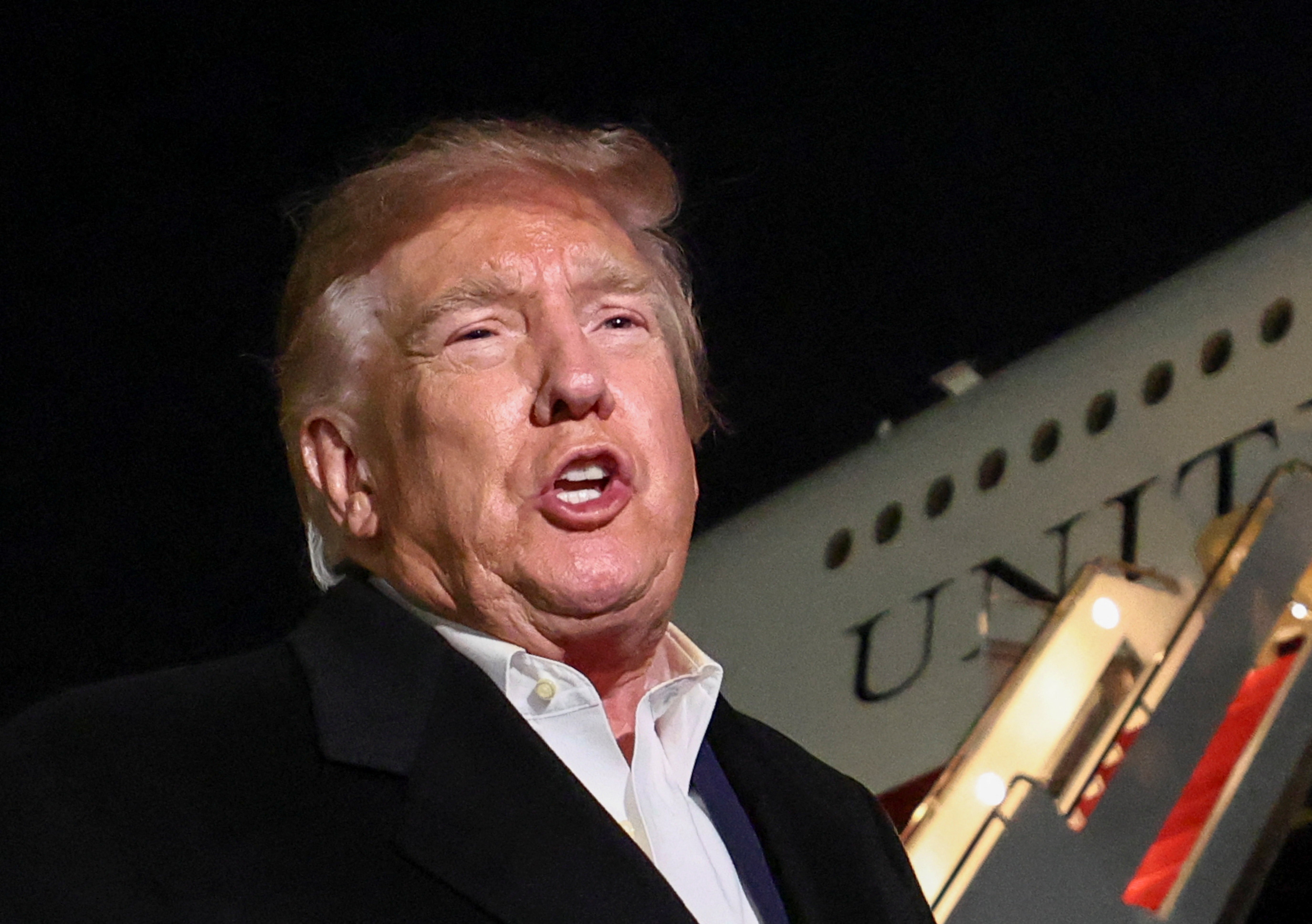 Trump diz que aprova ida de Flávio Bolsonaro aos EUA
