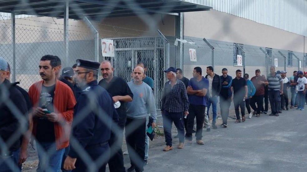 Israel s emite autorizaes de sada para diaristas, empresrios, pacientes mdicos e trabalhadores humanitrios de Gaza  Foto: REUTERS
