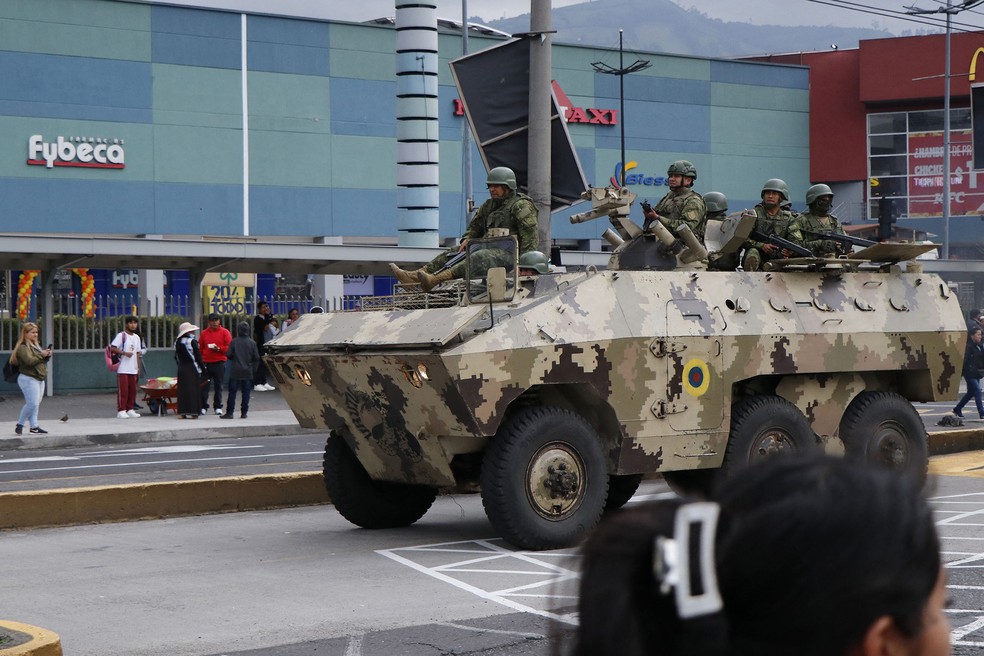 Soldados usam tanque para patrulhar rua do centro de Quito, no Equador, em meio à tensão crescente no país — Foto: Galo Paguay/AFP