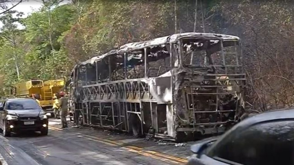 Ônibus saiu de Juazeiro do Norte com destino a Juazeiro da Bahia quando apresentou uma falha mecânica e o fogo teve início. — Foto: TV Verdes Mares/ Reprodução
