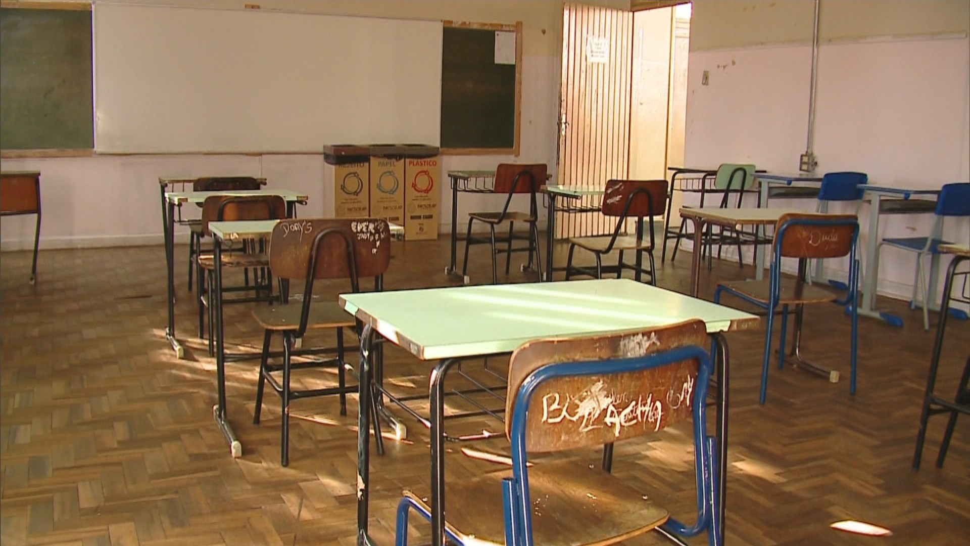 É #FAKE anúncio que promete vaga de trabalho em escolas públicas com salário de até R$ 14,2 mil; golpe voltou a circular