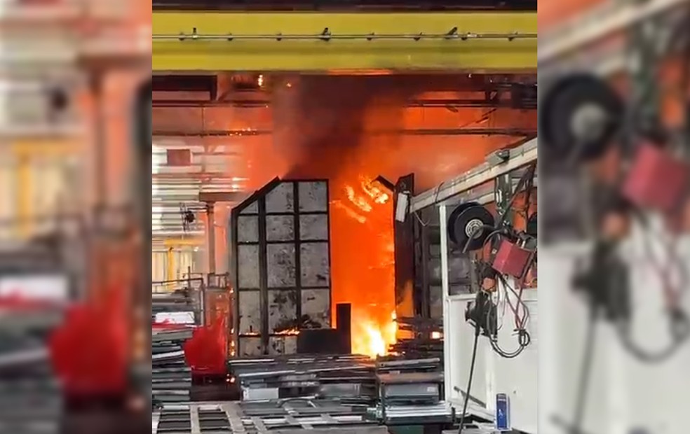 2 de 3
Inc&ecirc;ndio atinge linha de produ&ccedil;&atilde;o em f&aacute;brica de &ocirc;nibus em Botucatu (SP) &mdash; Foto: Ag&ecirc;ncia 014 News/Reprodu&ccedil;&atilde;o