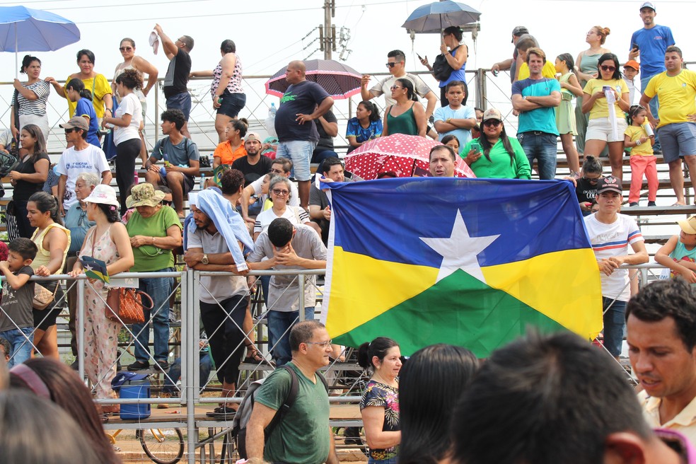 Público na arquibancada do desfile cívico de Porto Velho — Foto: Foto: Mateus Santos/g1