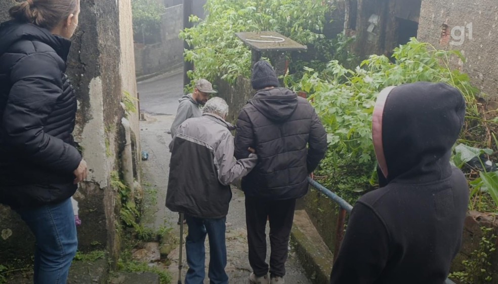 Moradores tiveram que deixar suas casas após interdição pela Defesa Civil em Petrópolis — Foto: Richard Stoltzenburg/g1