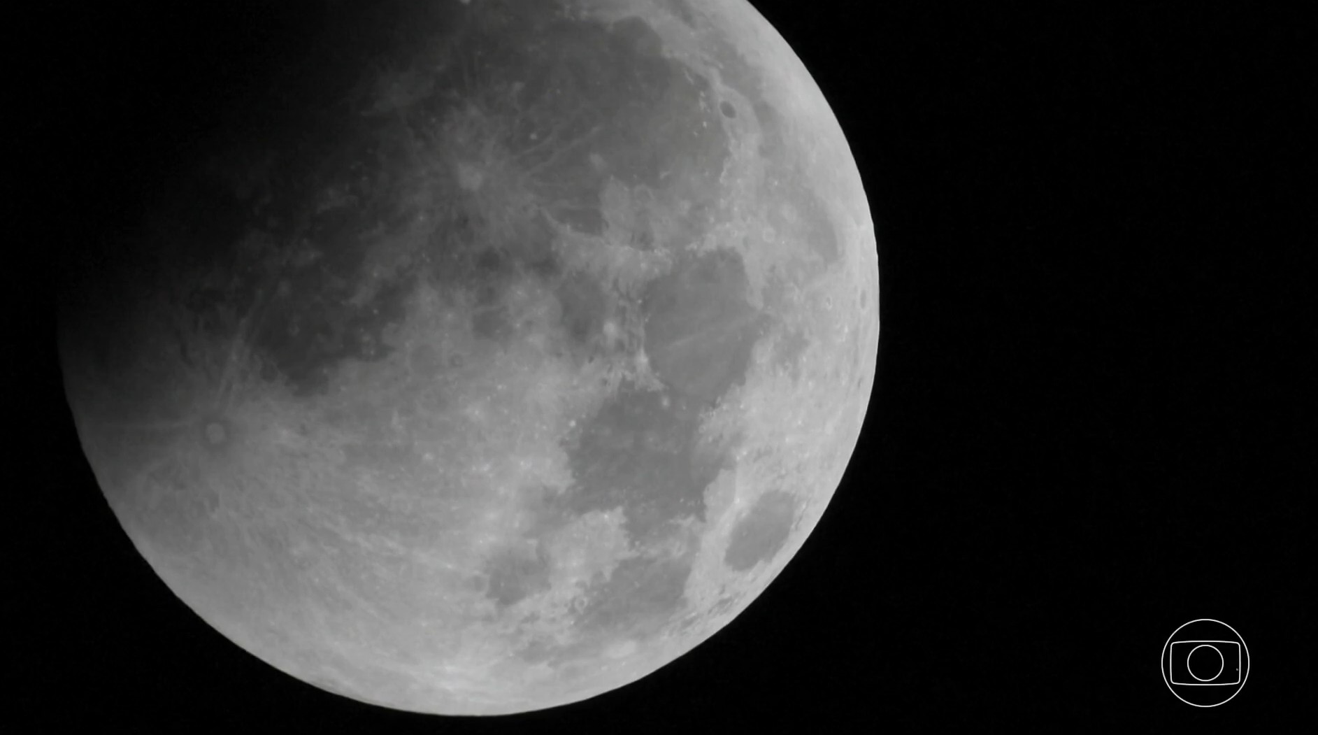 Eclipse parcial da lua encanta brasileiros em todo o país