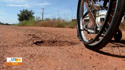 Cadeirantes reclamam de buracos e dificuldade de locomoção em Palmas