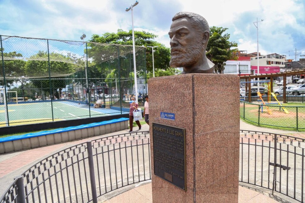 Luiz Gama tem busto no Largo do Tanque em Salvador — Foto: Bruno Concha/Secom