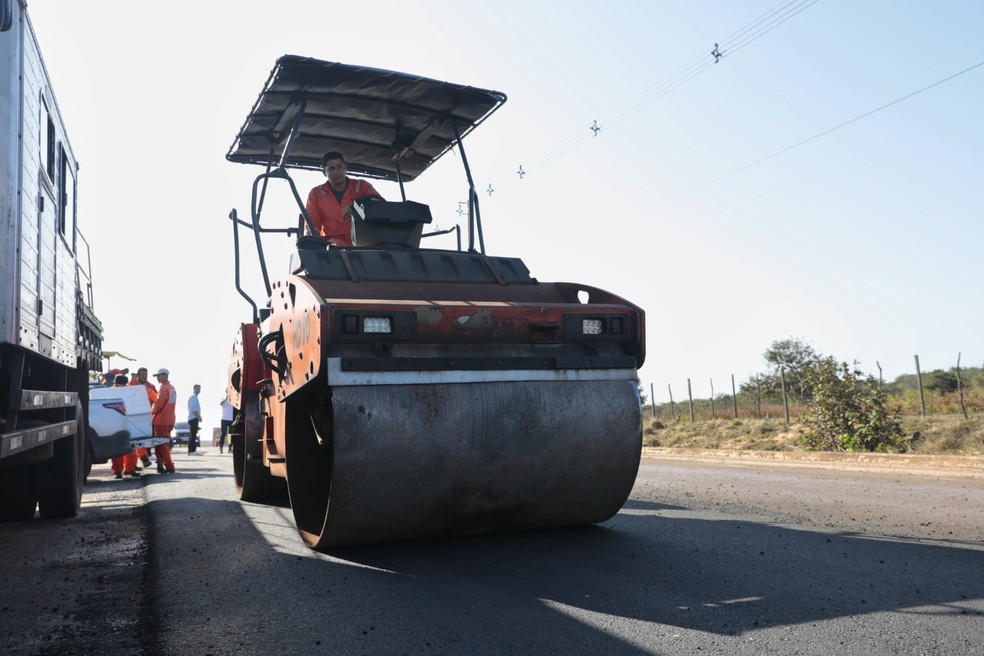 Obras de recuperação da RN-003 entre Goianinha e Pipa — Foto: Raiane Miranda