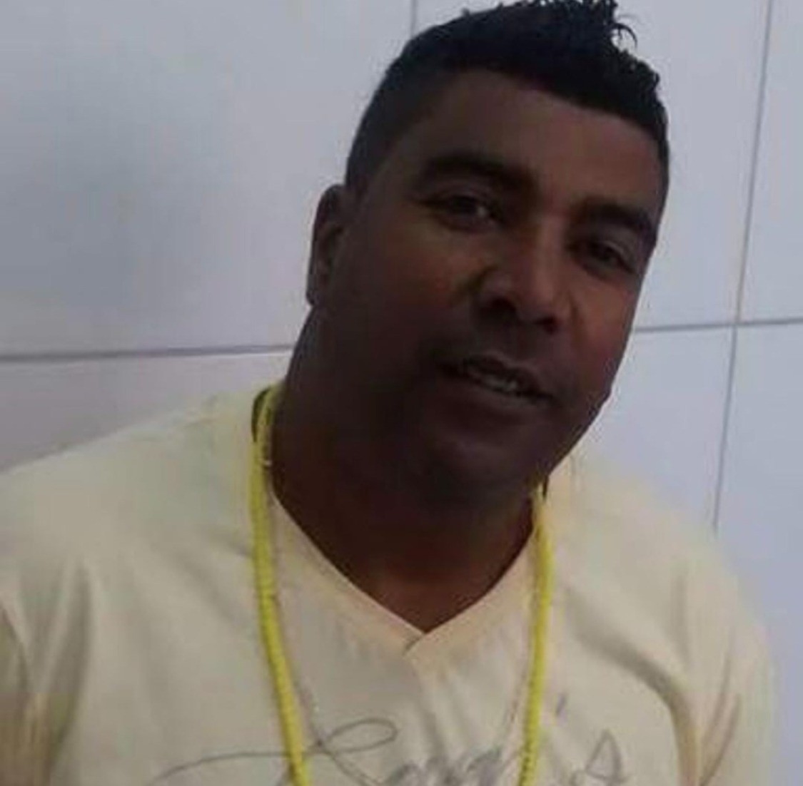 Morre garçom baleado em ponto de ônibus em Divinópolis após quatro dias internado