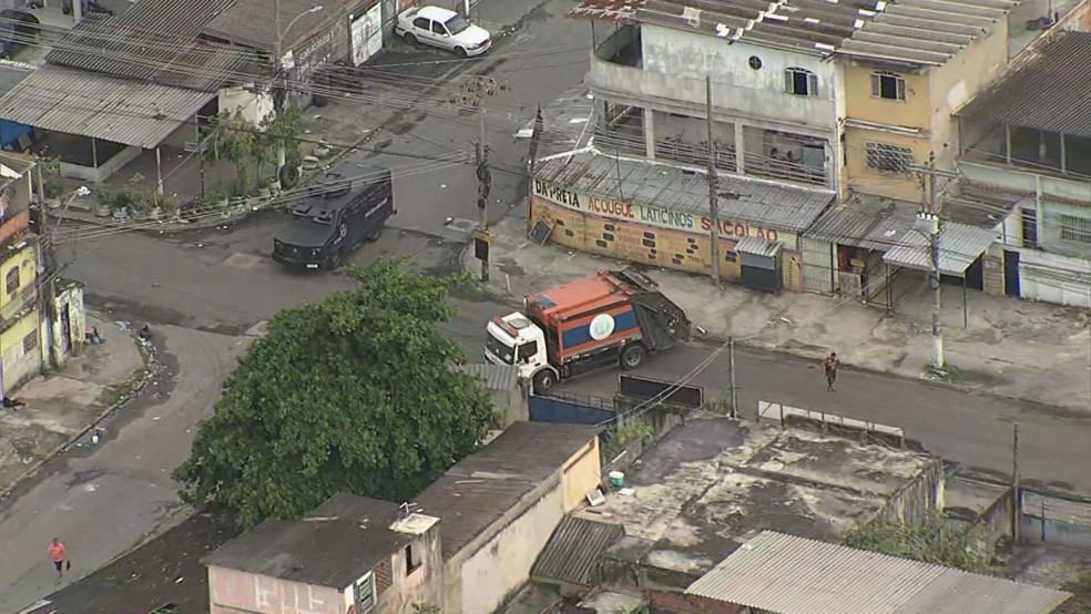 Caminhão da Comlurb é usado como barricada na Vila Aliança — Foto: Reprodução