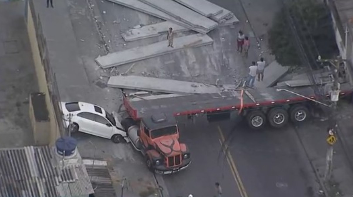 Carreta com placas de concreto perde o controle e esmaga carro em muro de escola em SP
