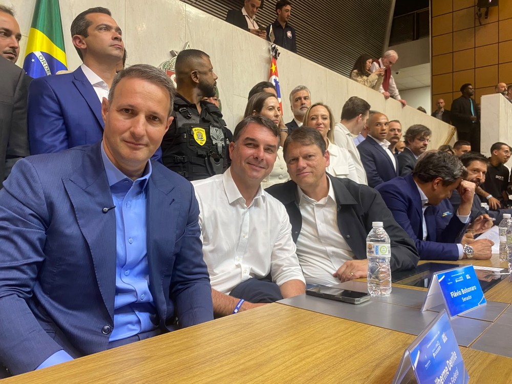 Flávio Bolsonaro recebe apoio do Progressistas de São Paulo durante convenção da federação União Progressista