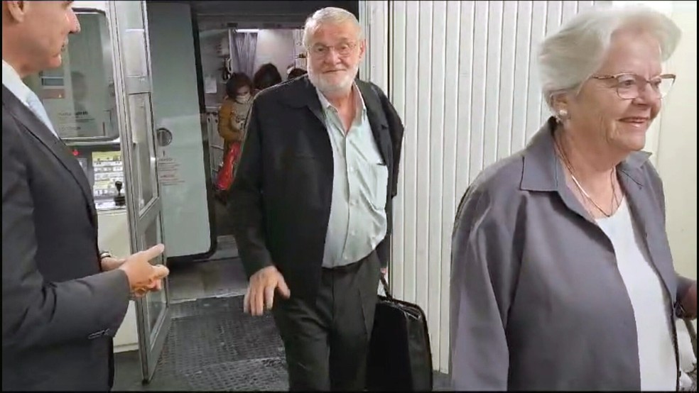 Voo da FAB chega ao Galeão com 207 repatriados — Foto: Reprodução/TV Globo