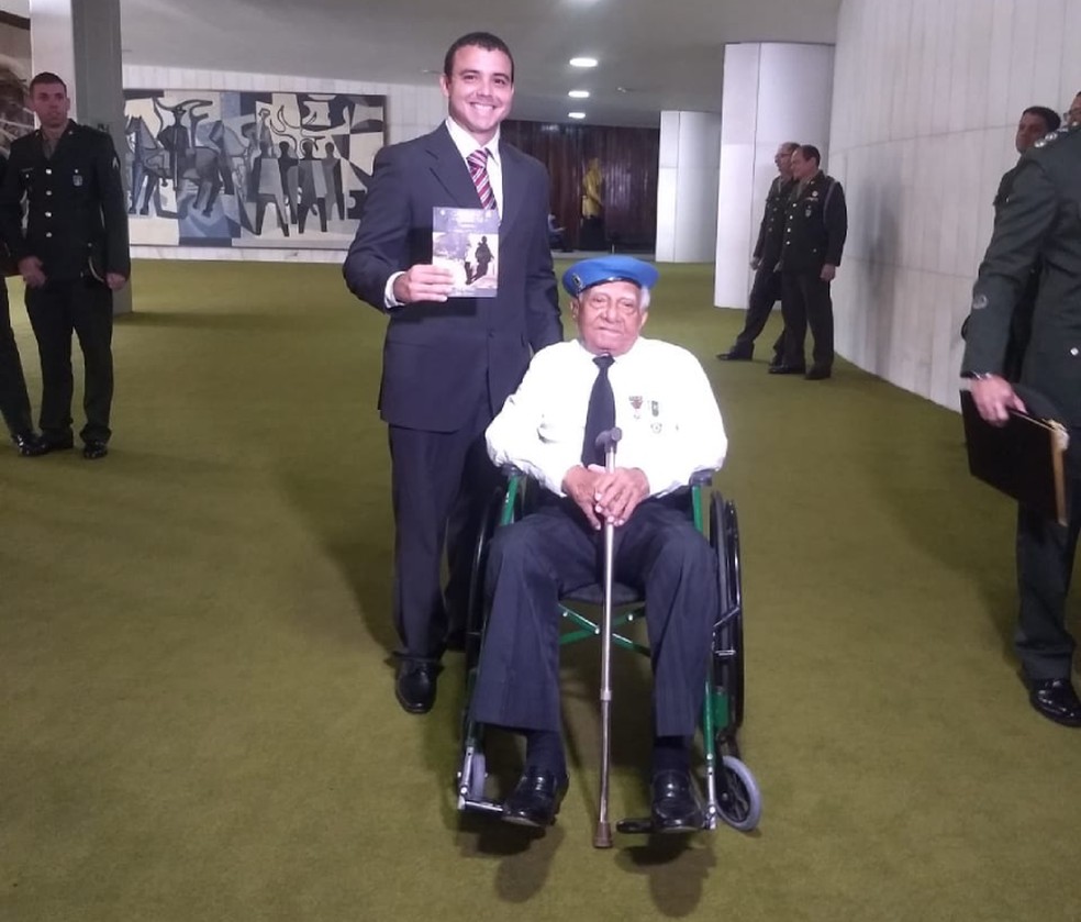 Eurypedes Pamplona e João Paulo Pinheiro Lima Primeiro, autor do livro "Tiro, Guerra e Mito" — Foto: Arquivo pessoal