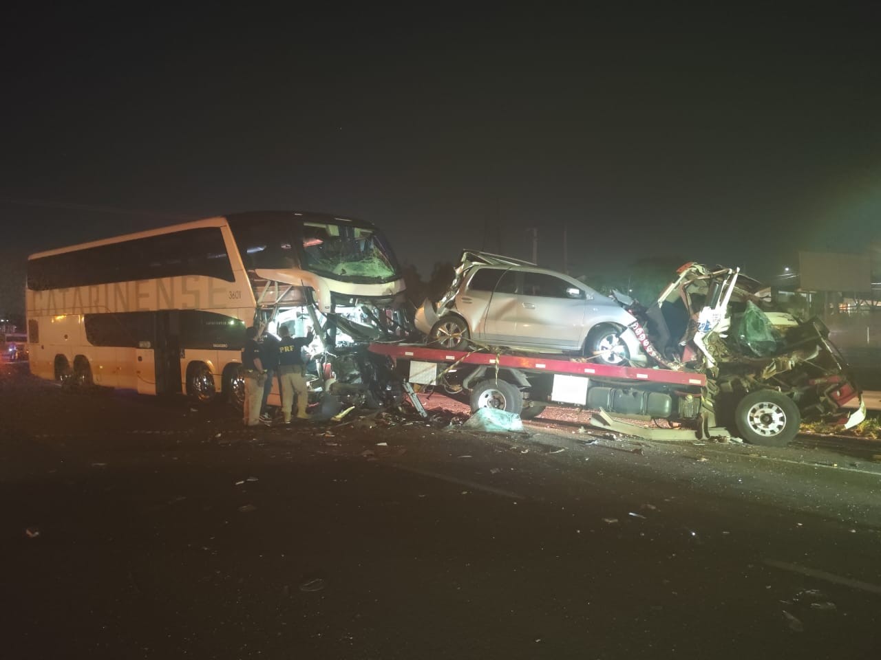 Acidente com ônibus mata uma pessoa e deixa feridos na BR-277, no Paraná