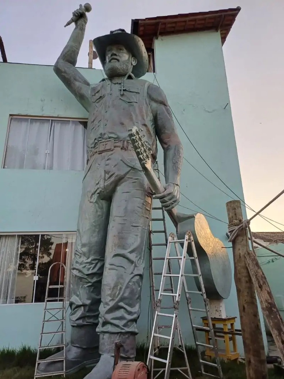 Estátua de João Carreiro em pé. — Foto: Arquivo Pessoal