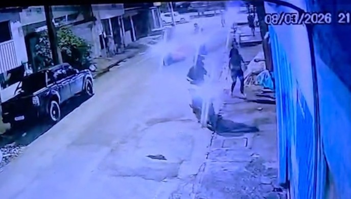 Mulher é cercada e agredida por motociclitas em Belém; VÍDEO