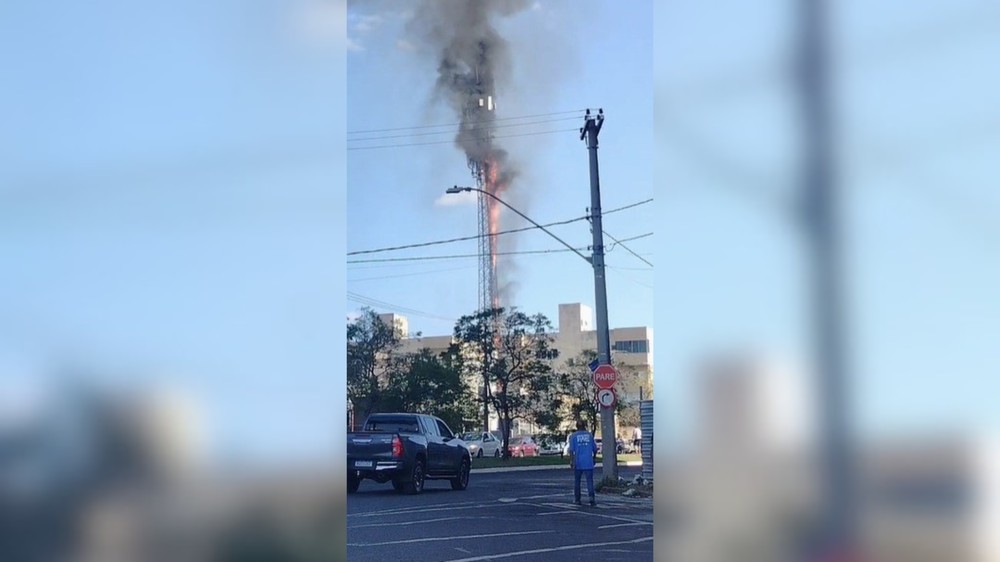 Torre de telefonia de 50 metros pega fogo durante instalação de placa antifurto em Uberlândia