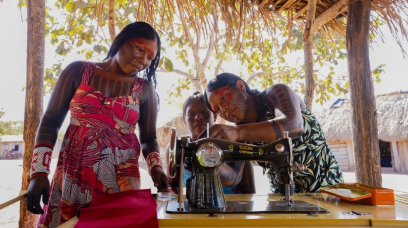 Mulheres indígenas protagonizam série sobre costura como ferramenta de empoderamento no Pará