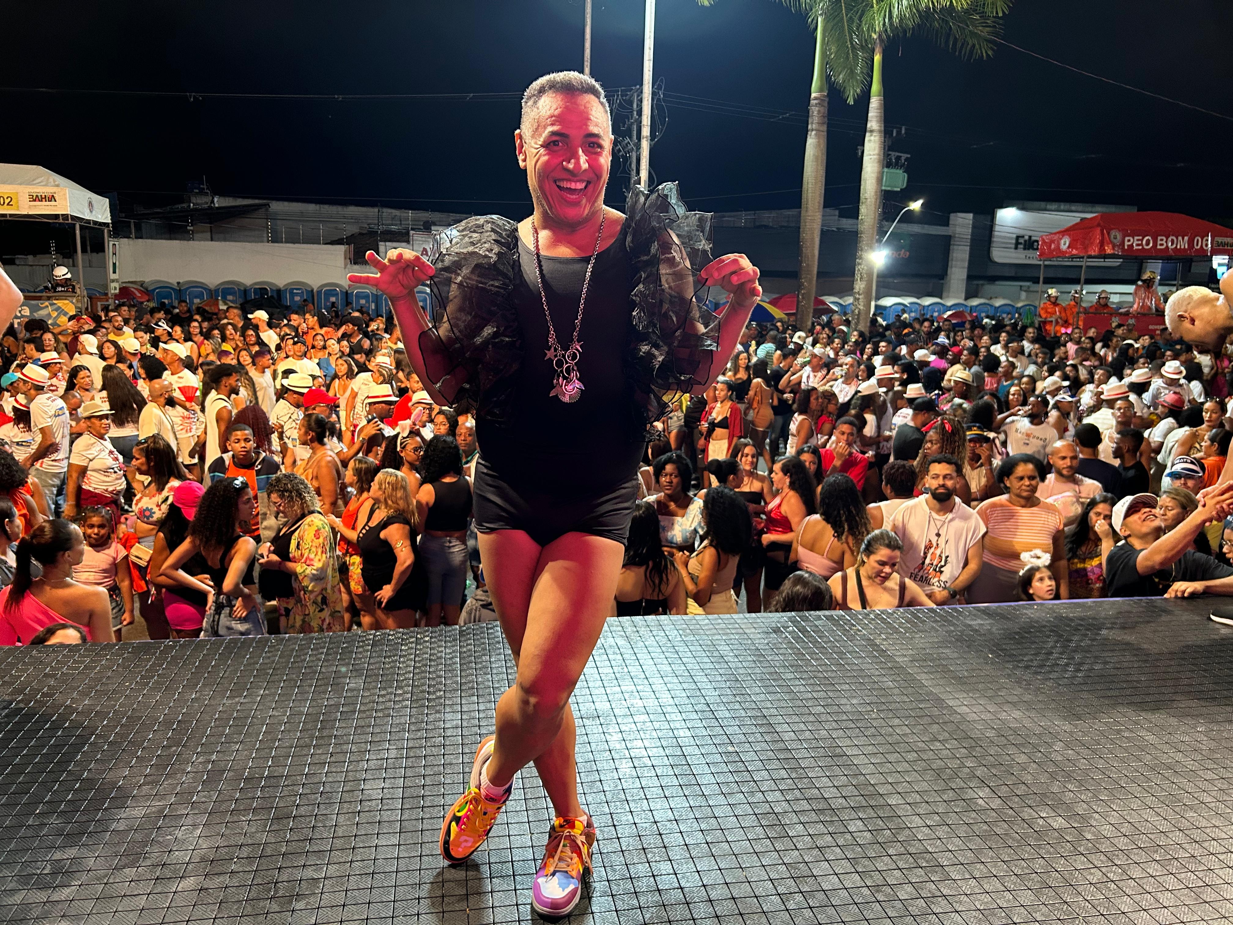 Conheça coreógrafo baiano prestigiado por Claudia Leitte e Léo Santana em micareta; cantores desceram de trio elétrico para dançar com Luciano Mello