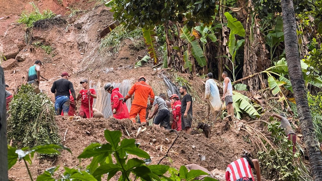 Deslizamento de terra deixa soterrados durante chuva em Olinda; criança é resgatada e casal de idosos está desaparecido
