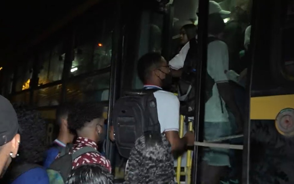 Estudantes no sul da Bahia enfrentam transporte escolar lotado