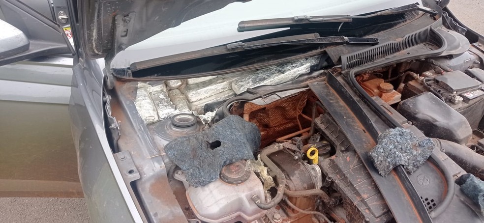 Paraguaios são presos com mais de 83 kg de maconha escondidos em carro, em Pirapozinho (SP) — Foto: Polícia Militar