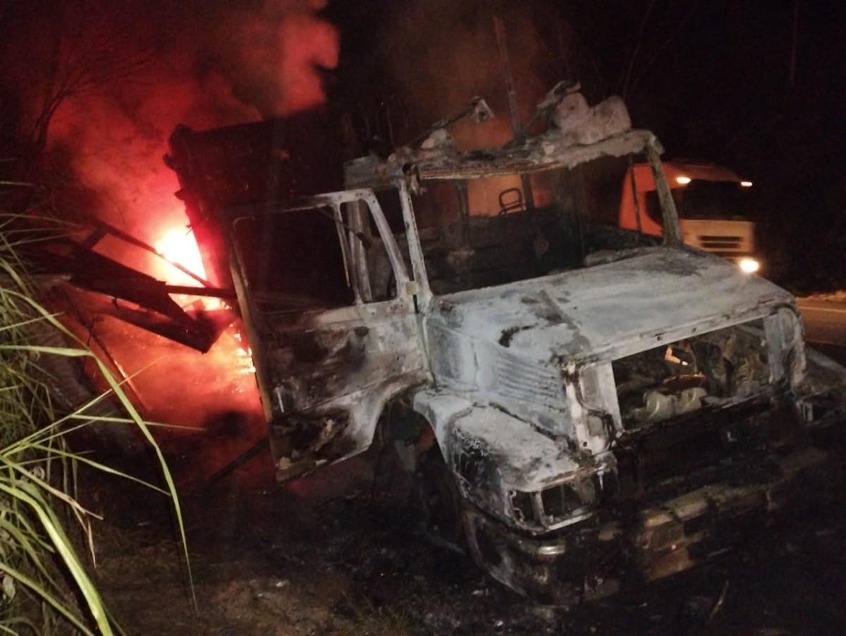Motorista e passageiro escapam antes de caminhão pegar fogo e ficar destruído na BR-116; VÍDEO