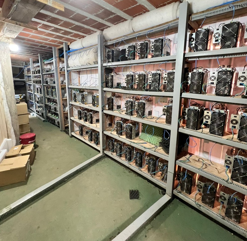 Proprietário de usina de criptomoedas é preso por furto de energia em Morro  Reuter; VÍDEO | G1