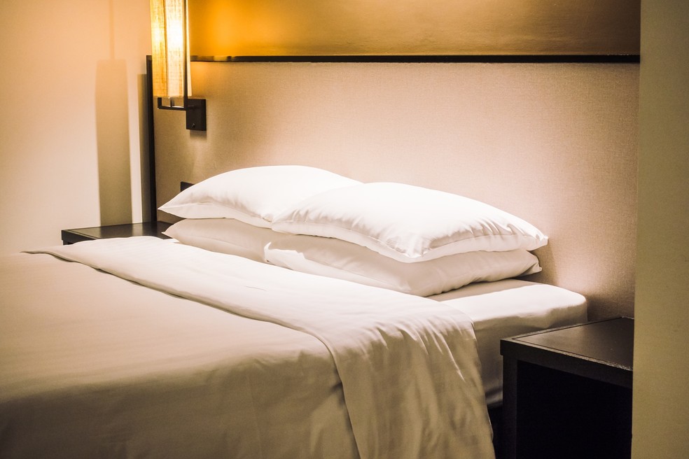 Imagem de uma cama de hotel — Foto: Divulgação/lifeforstock/Magnific