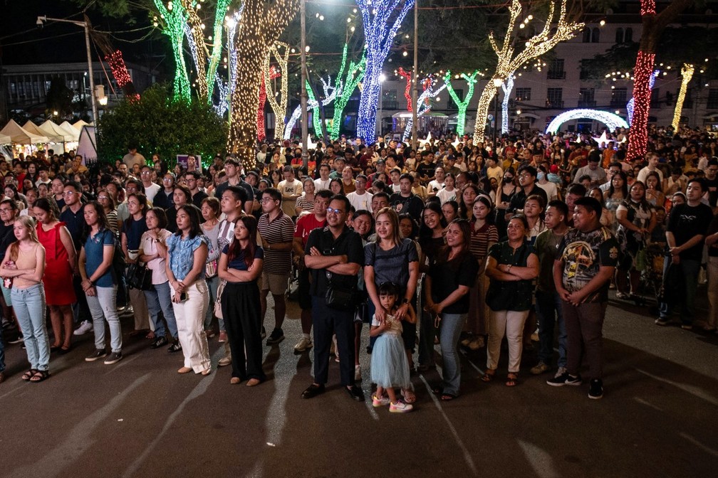 Fiéis católicos participam de uma missa de Natal na véspera de Natal, em frente à Catedral de Manila, em Manila, no dia 24 de dezembro de 2025. — Foto: TED ALJIBE / AFP