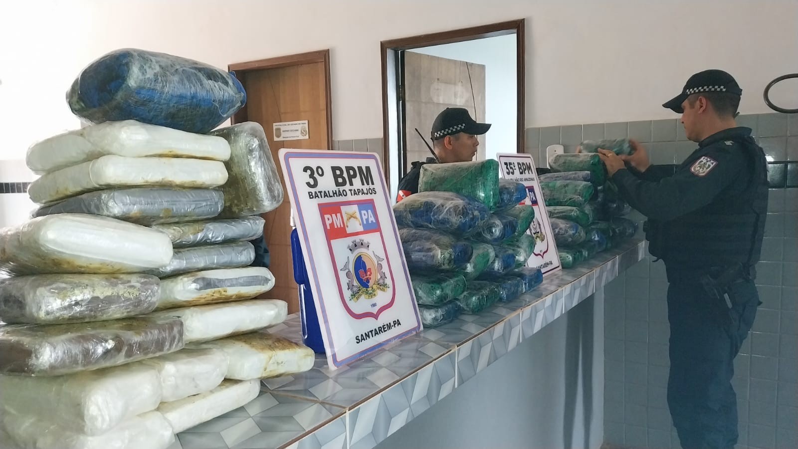 Polícia apreende grande quantidade de drogas no Juá e apresenta suspeitos na UIP Santarenzinho
