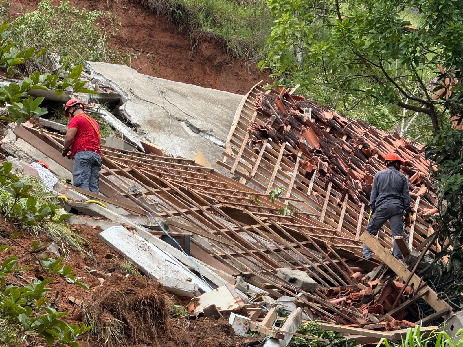 Deslizamento derruba casa e equipes procuram morador em Natividade da Serra; veja vídeo