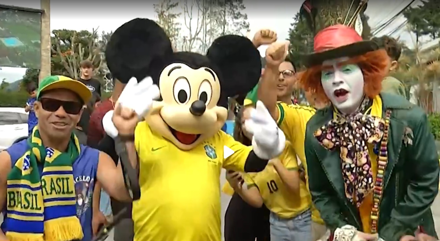 Torcedores da Seleção se vestem de personagens e criam até música para Neymar em Teresópolis