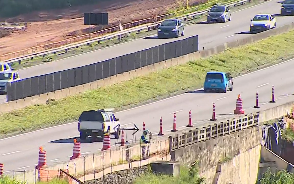 Concessionária inicia reparo em erosão provocada pela chuva na Dutra, em São José dos Campos