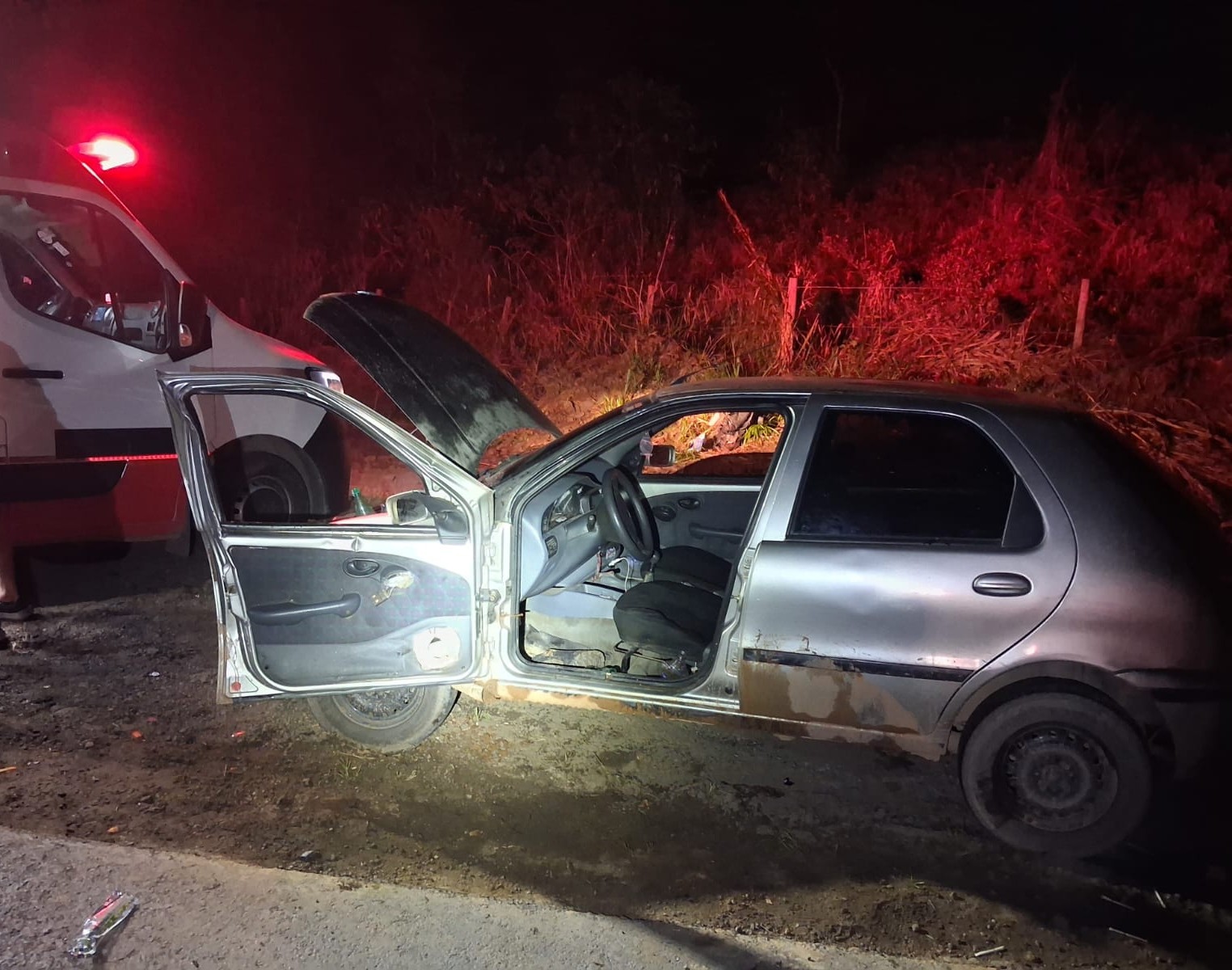 Três pessoas ficam feridas após ônibus prensá-las contra carro parado no acostamento da MG-133