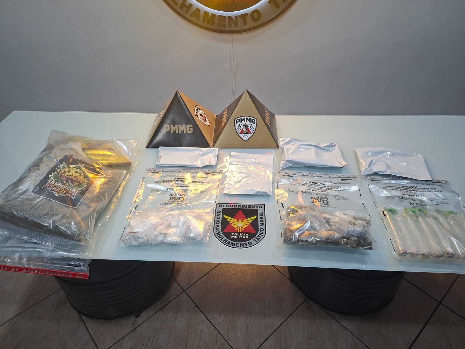 Suspeito tenta se livrar de drogas ao ver polícia e é preso em Governador Valadares