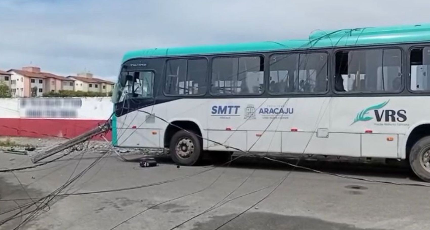 Ônibus bate em poste e provoca desabastecimento de energia em Aracaju