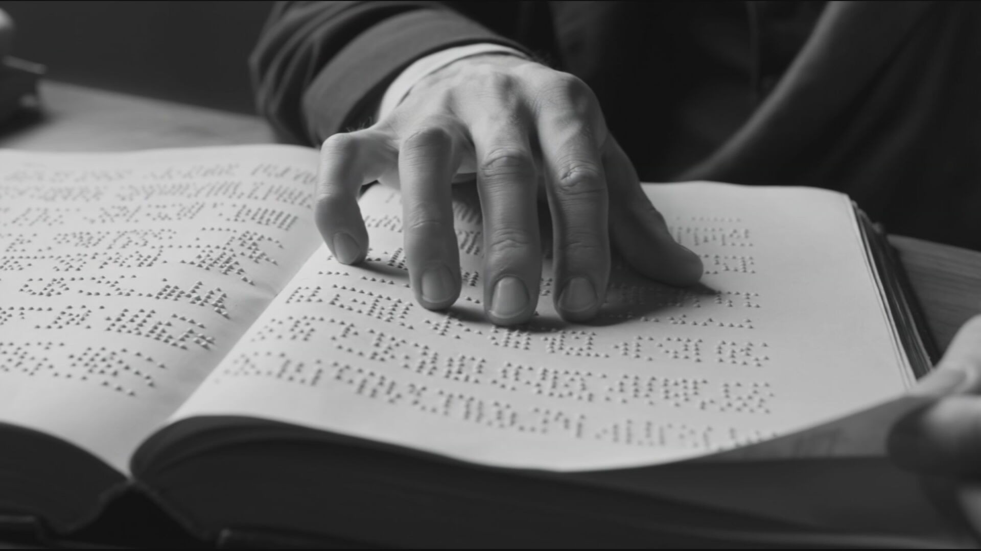 'Enxergar além dos olhos': os desafios da educação para pessoas cegas na região de Sorocaba