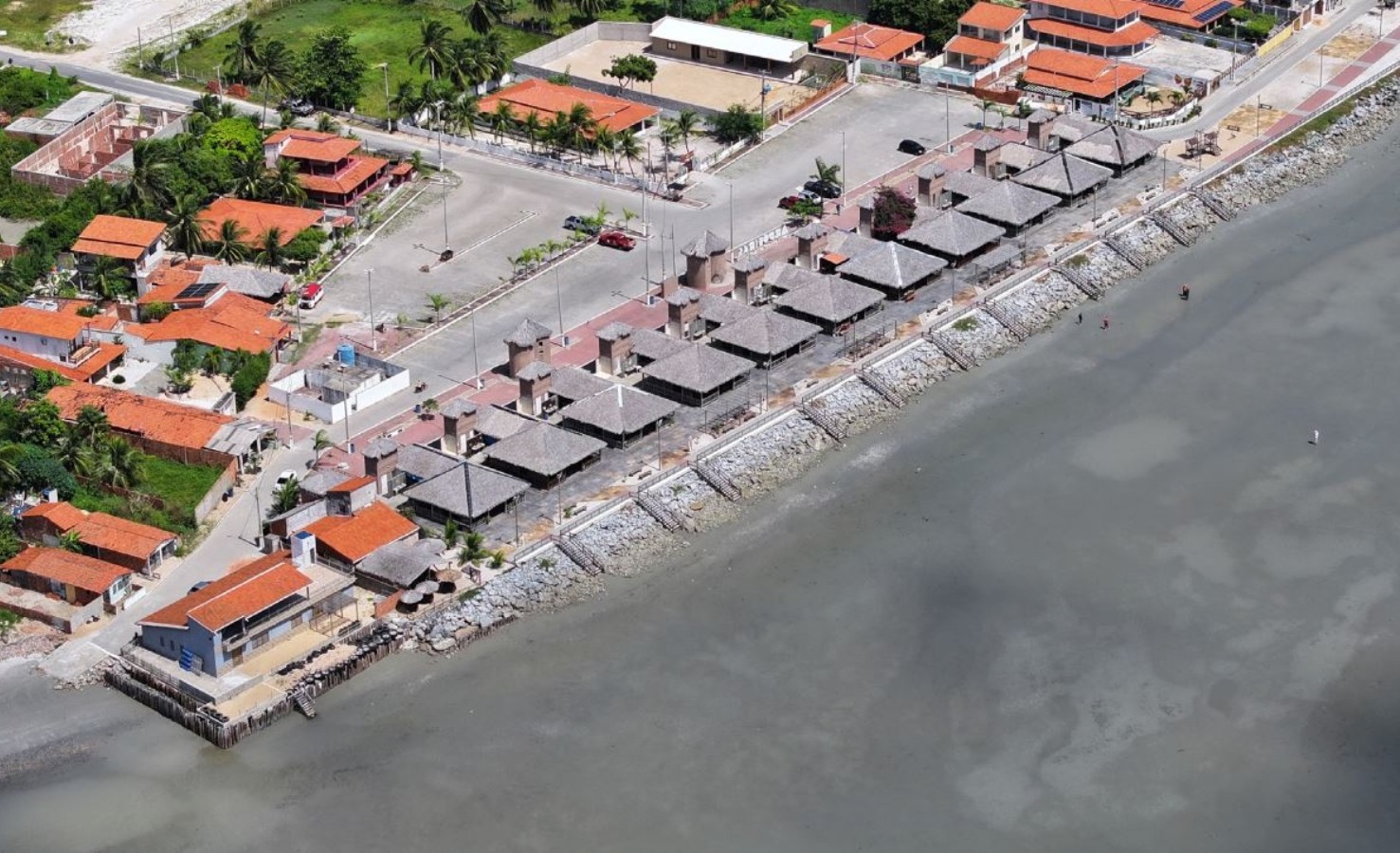 Cidade com mais trechos afetados pela erosão costeira no Ceará já perdeu até 81 metros de faixa de areia