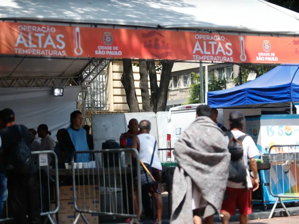 Após dois recordes seguidos de calor, Prefeitura de SP monta tendas de apoio à população em situação de rua