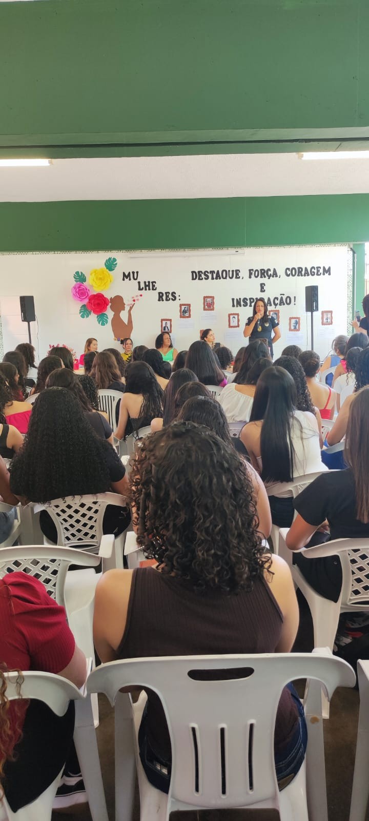 Menina revela que era estuprada pelo pai adotivo após assistir palestra sobre violência contra a mulher na escola
